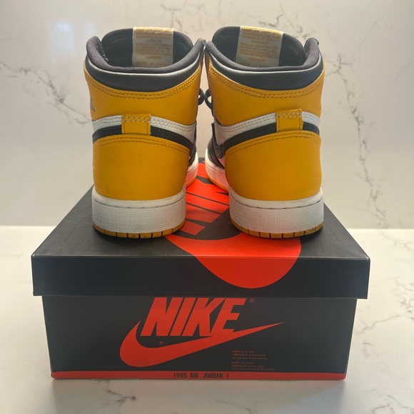 Nike Air Jordan 1 Retro High OG - Picture 3 of 4